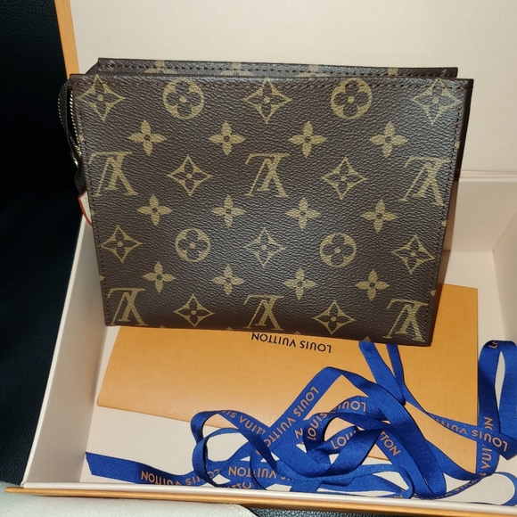 Authentic New Louis Vuitton Toiletry 19/Crossbody - Picture 2 of 16